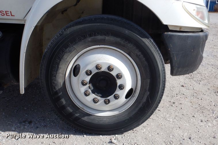 image for item DN7247 2004 International 4200  chipper truck