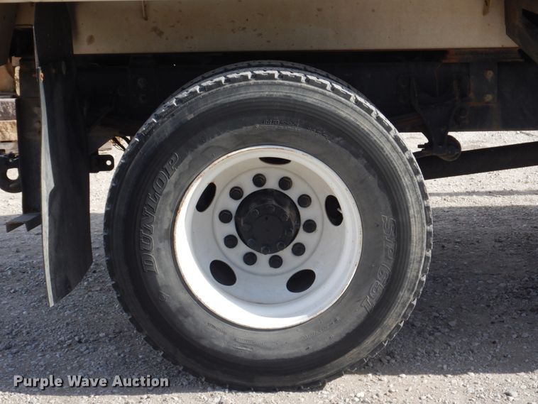 image for item DN7247 2004 International 4200  chipper truck