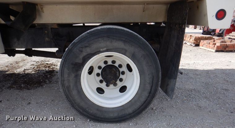 image for item DN7247 2004 International 4200  chipper truck