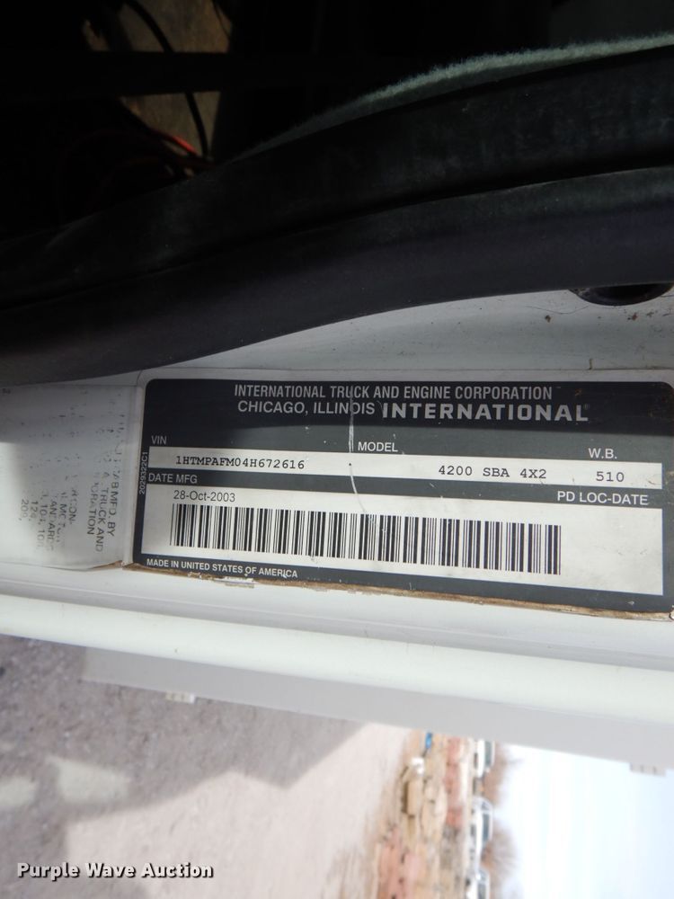 image for item DN7247 2004 International 4200  chipper truck