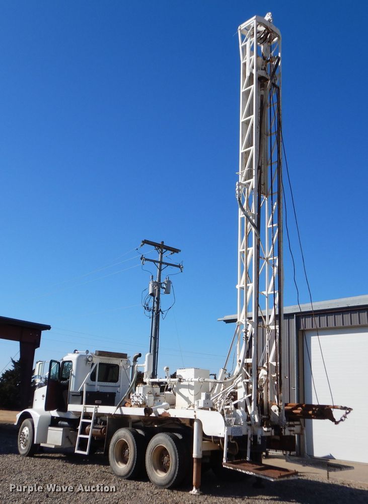 image for item IE9643 1993 Peterbilt 375  drilling rig truck