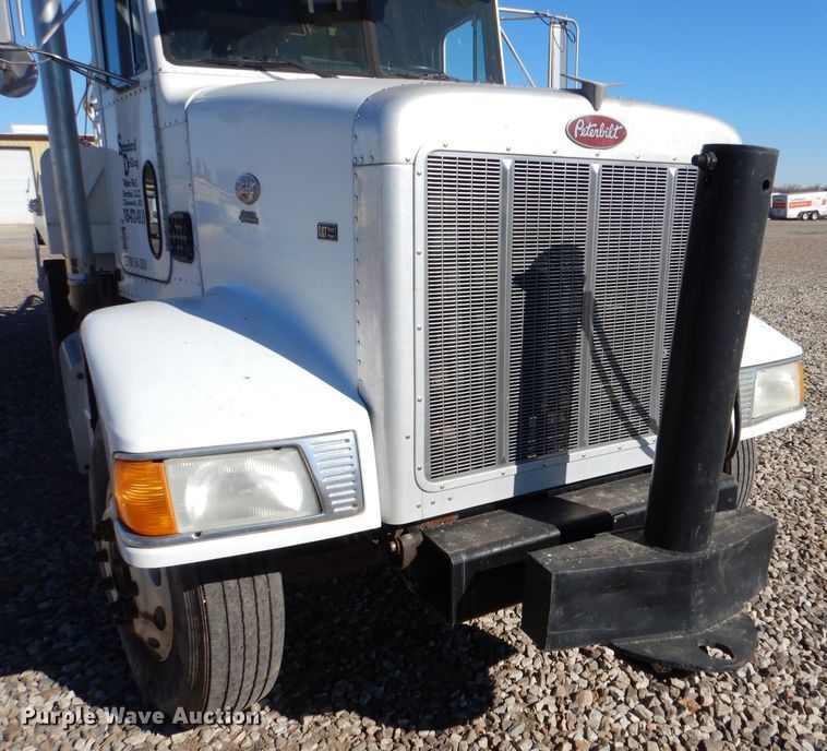 image for item IE9643 1993 Peterbilt 375  drilling rig truck