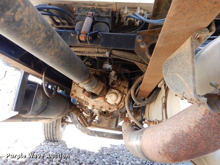 image for item IE9643 1993 Peterbilt 375  drilling rig truck