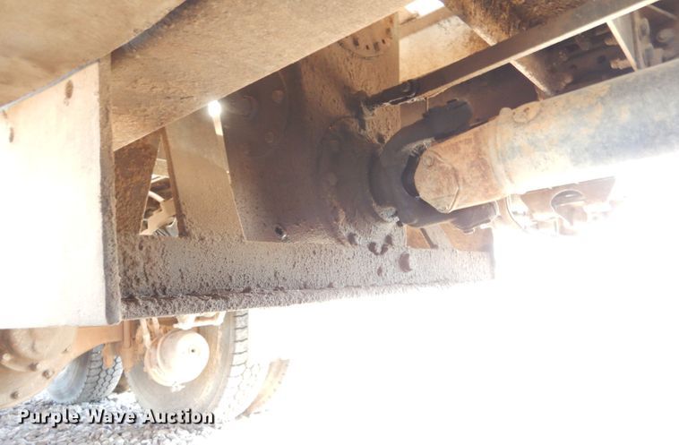 image for item IE9643 1993 Peterbilt 375  drilling rig truck