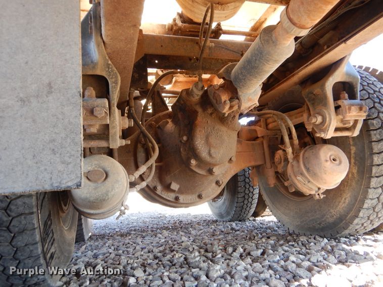 image for item IE9643 1993 Peterbilt 375  drilling rig truck