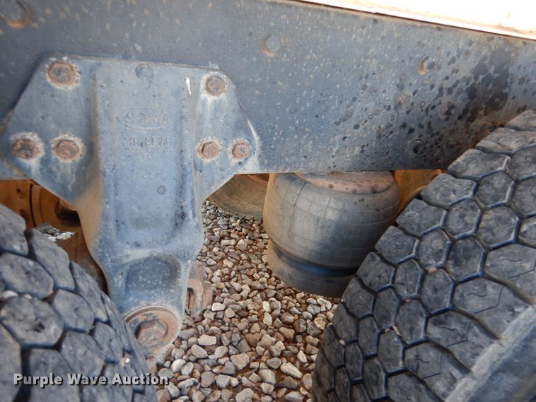 image for item IE9643 1993 Peterbilt 375  drilling rig truck