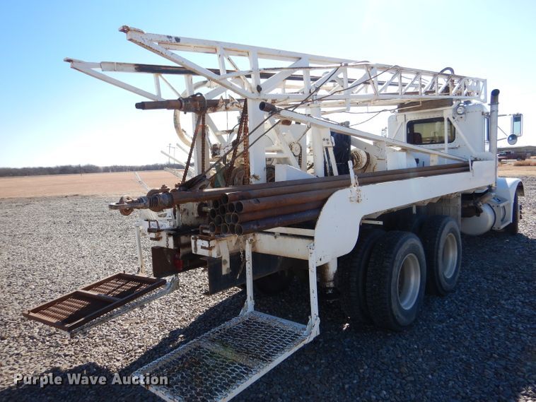 image for item IE9643 1993 Peterbilt 375  drilling rig truck