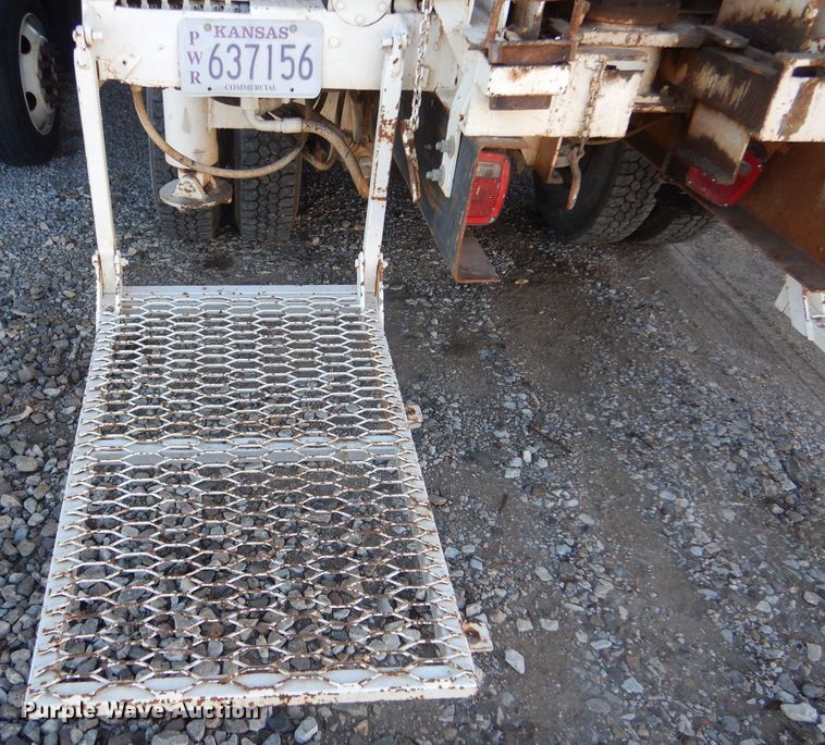 image for item IE9643 1993 Peterbilt 375  drilling rig truck