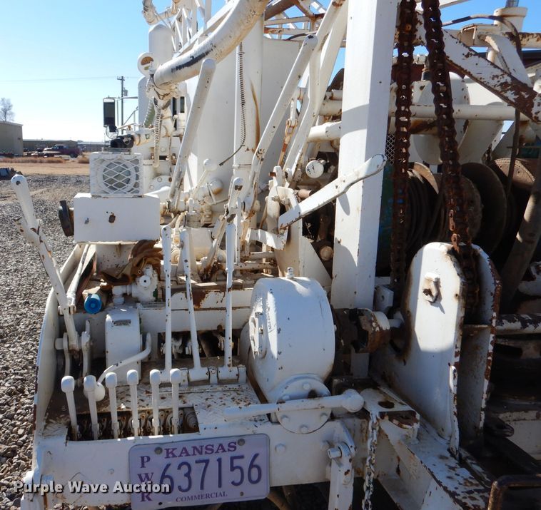 image for item IE9643 1993 Peterbilt 375  drilling rig truck