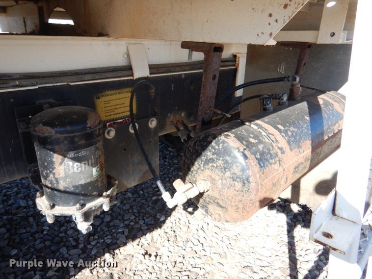 image for item IE9643 1993 Peterbilt 375  drilling rig truck