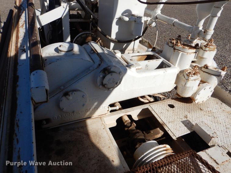 image for item IE9643 1993 Peterbilt 375  drilling rig truck