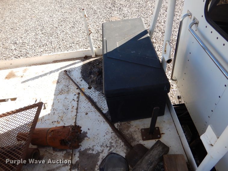 image for item IE9643 1993 Peterbilt 375  drilling rig truck