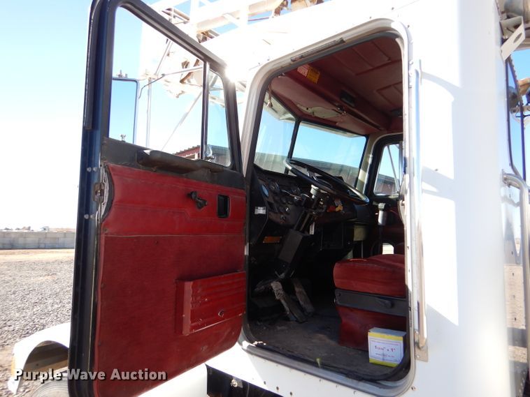 image for item IE9643 1993 Peterbilt 375  drilling rig truck