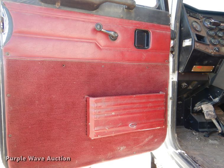 image for item IE9643 1993 Peterbilt 375  drilling rig truck