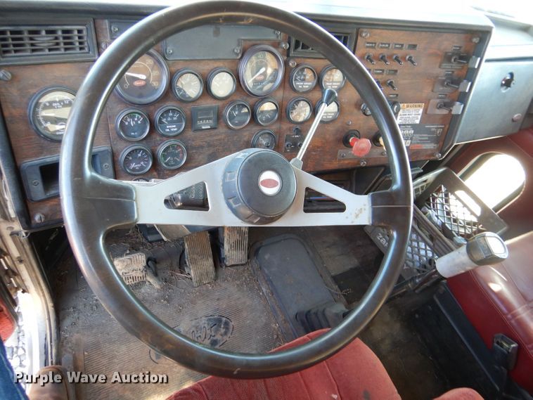 image for item IE9643 1993 Peterbilt 375  drilling rig truck