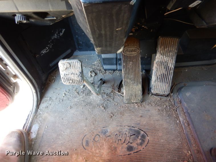 image for item IE9643 1993 Peterbilt 375  drilling rig truck