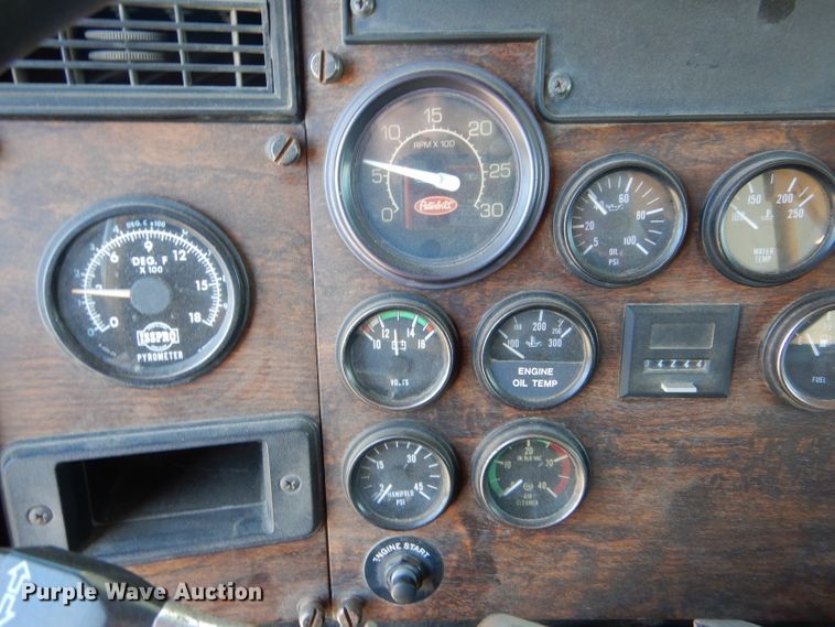 image for item IE9643 1993 Peterbilt 375  drilling rig truck