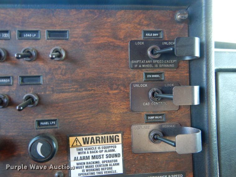 image for item IE9643 1993 Peterbilt 375  drilling rig truck