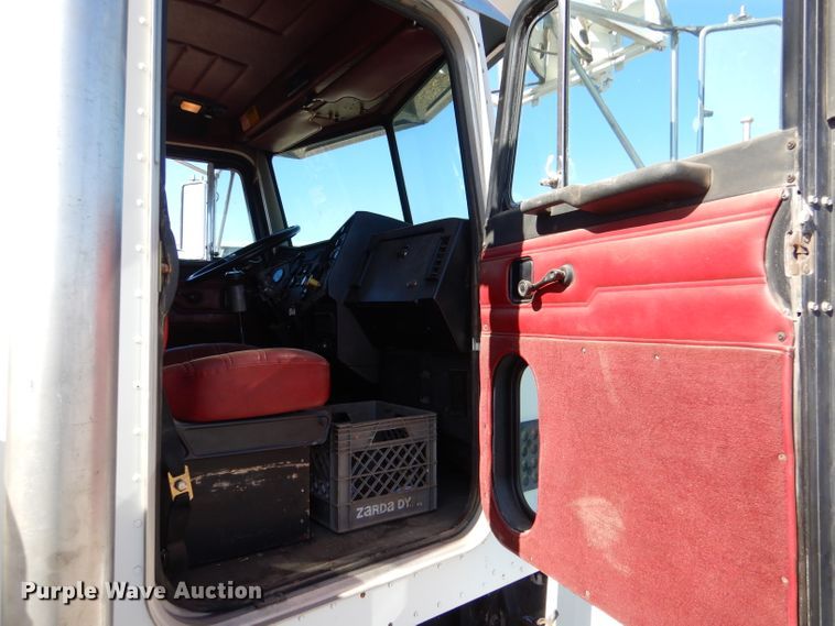 image for item IE9643 1993 Peterbilt 375  drilling rig truck