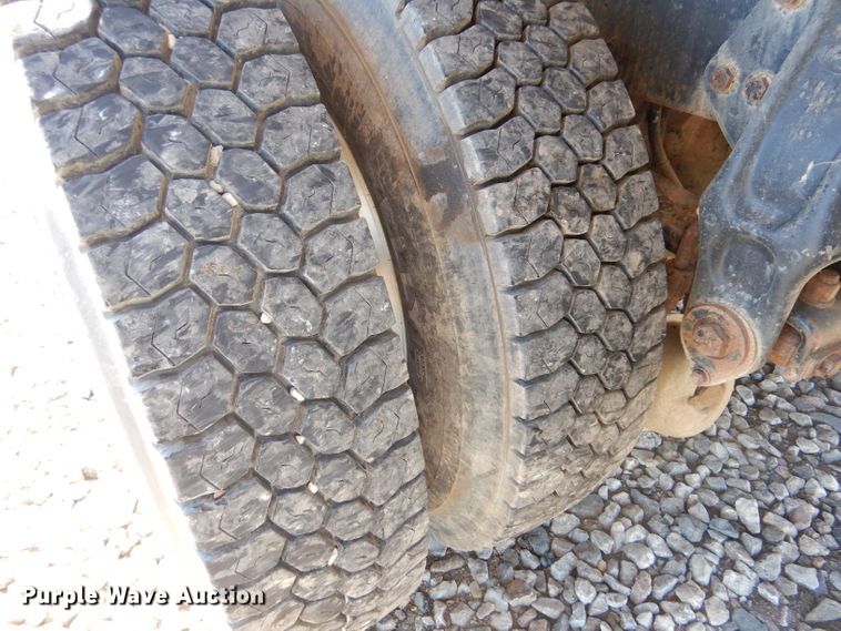 image for item IE9643 1993 Peterbilt 375  drilling rig truck