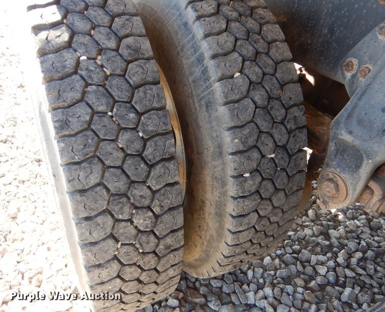 image for item IE9643 1993 Peterbilt 375  drilling rig truck