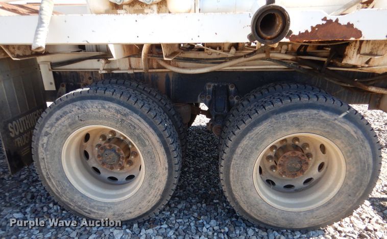 image for item IE9643 1993 Peterbilt 375  drilling rig truck