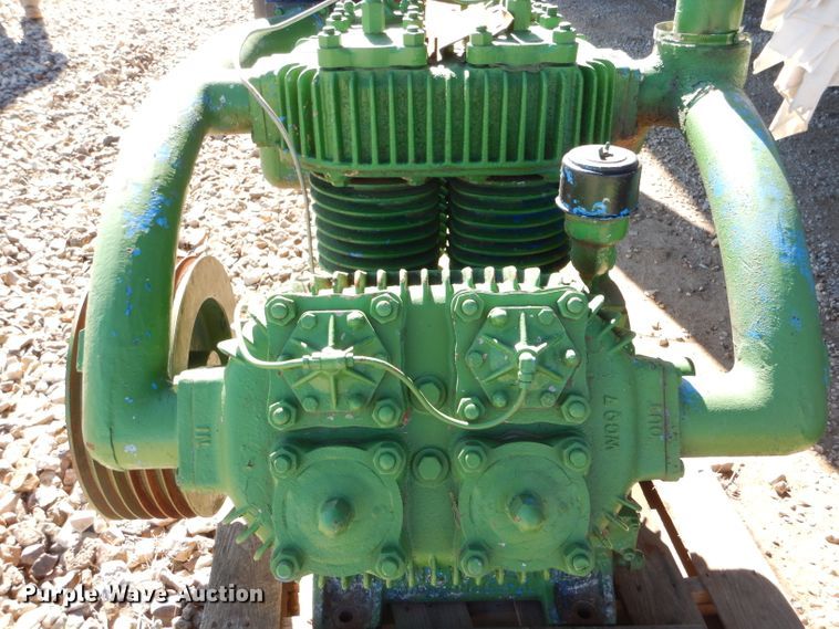 image for item IE9643 1993 Peterbilt 375  drilling rig truck