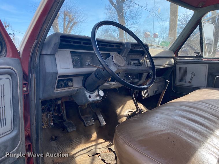 image for item IG9713 1984 Ford F800  dump flatbed truck