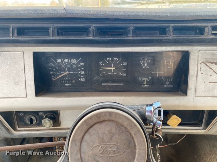 image for item IG9713 1984 Ford F800  dump flatbed truck