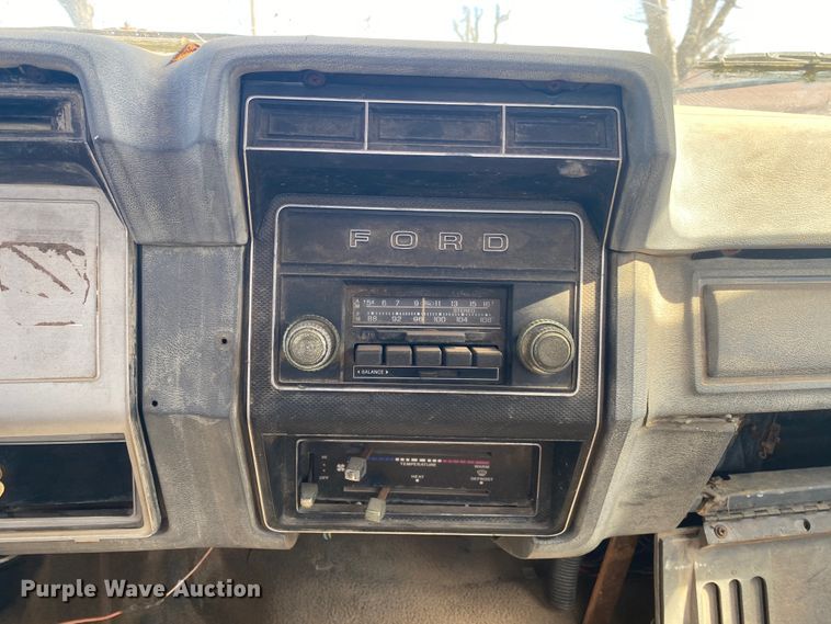 image for item IG9713 1984 Ford F800  dump flatbed truck