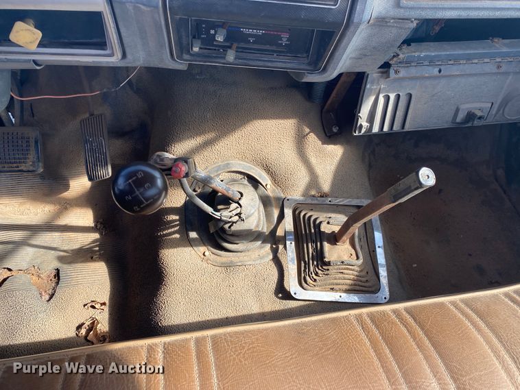 image for item IG9713 1984 Ford F800  dump flatbed truck