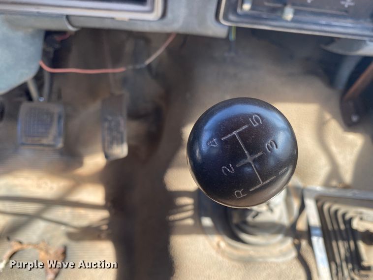 image for item IG9713 1984 Ford F800  dump flatbed truck