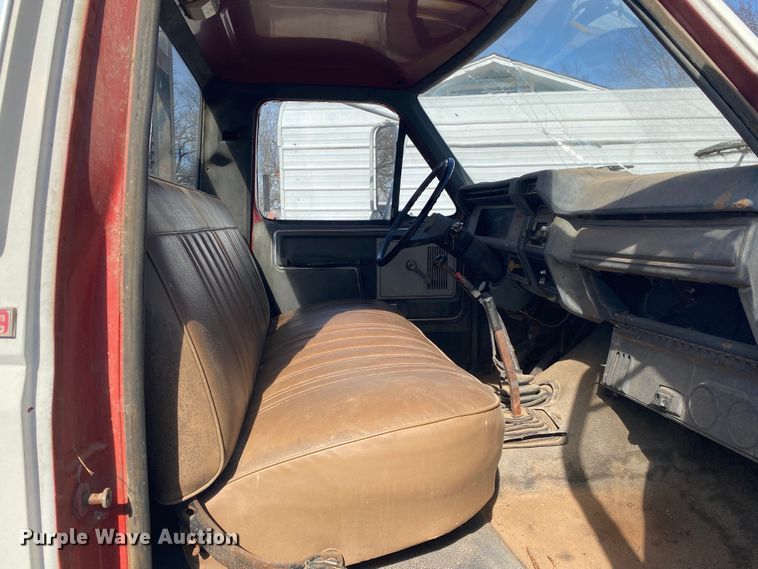 image for item IG9713 1984 Ford F800  dump flatbed truck