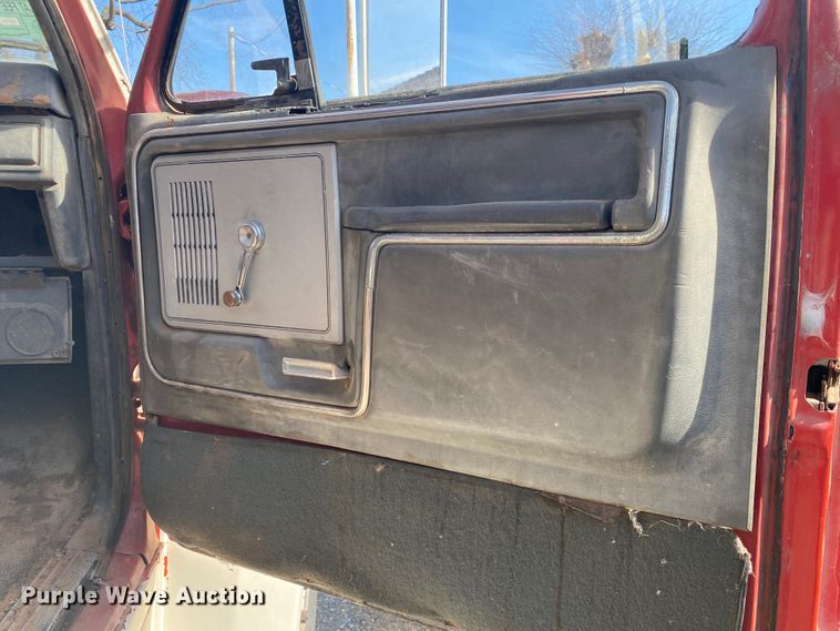 image for item IG9713 1984 Ford F800  dump flatbed truck