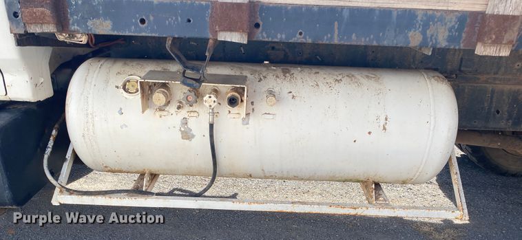 image for item IG9713 1984 Ford F800  dump flatbed truck