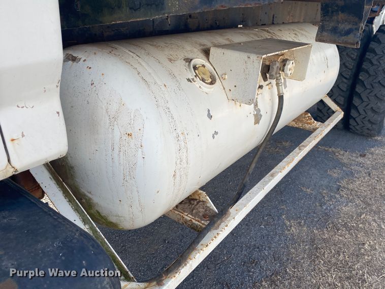 image for item IG9713 1984 Ford F800  dump flatbed truck