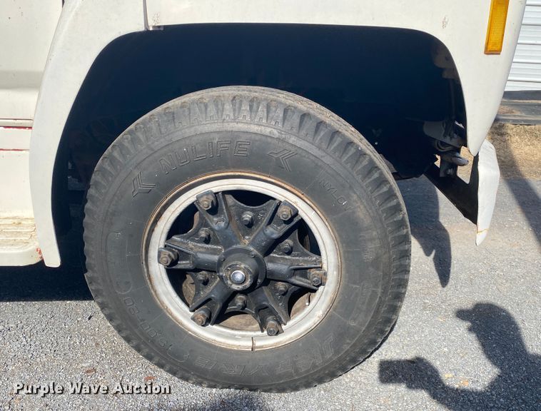 image for item IG9713 1984 Ford F800  dump flatbed truck