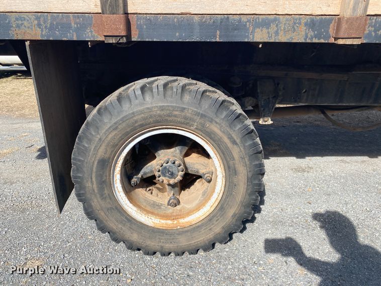 image for item IG9713 1984 Ford F800  dump flatbed truck