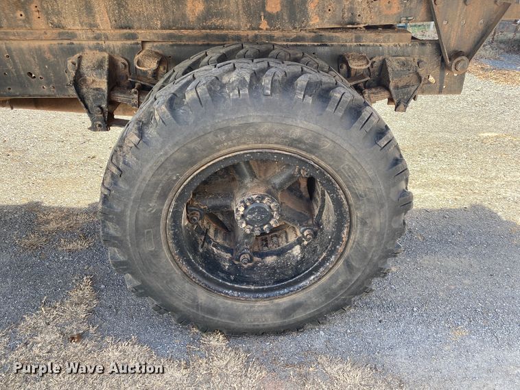 image for item IG9713 1984 Ford F800  dump flatbed truck