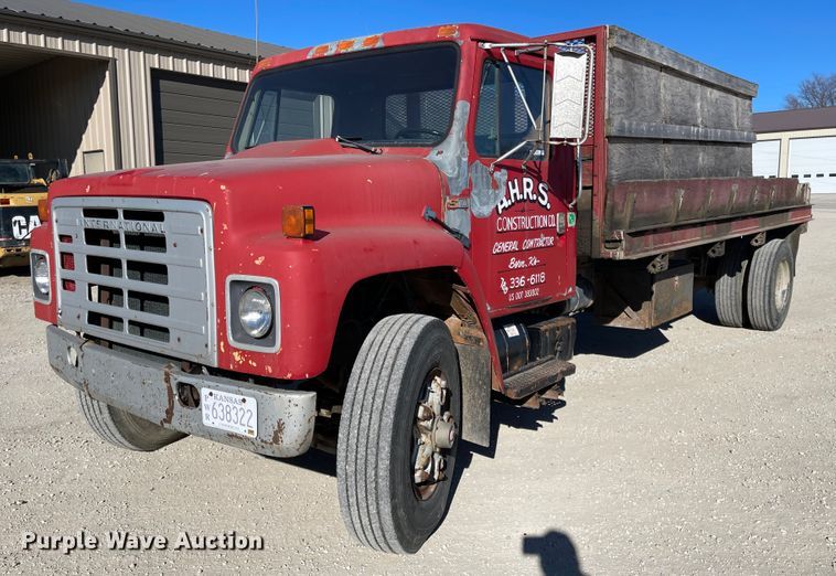 image for item IJ9641 1981 International 1854  dump flatbed truck