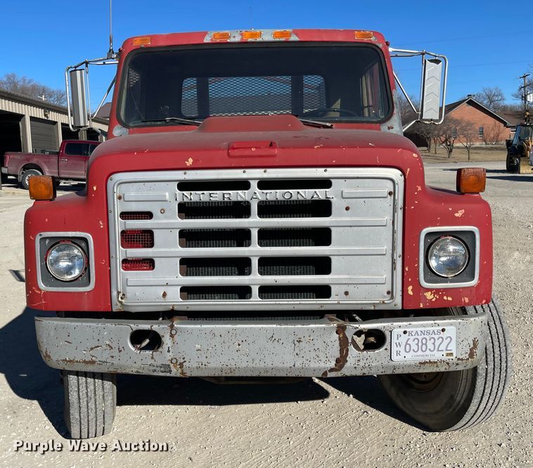 image for item IJ9641 1981 International 1854  dump flatbed truck
