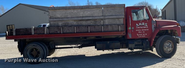image for item IJ9641 1981 International 1854  dump flatbed truck
