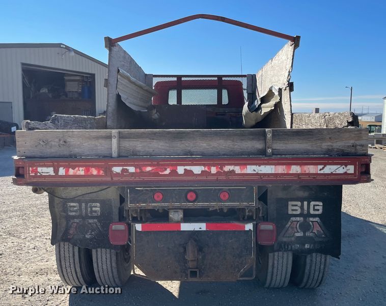 image for item IJ9641 1981 International 1854  dump flatbed truck