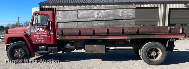 image for item IJ9641 1981 International 1854  dump flatbed truck