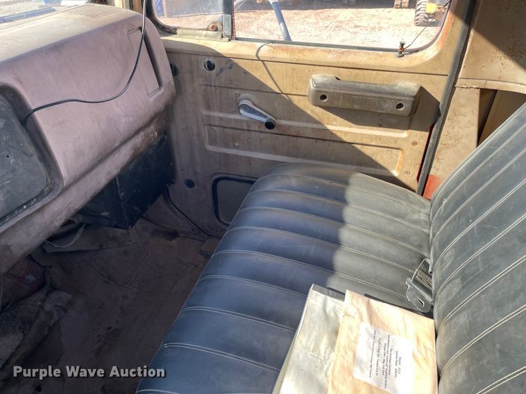 image for item IJ9641 1981 International 1854  dump flatbed truck