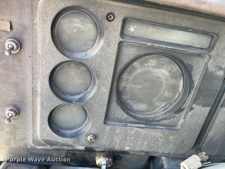 image for item IJ9641 1981 International 1854  dump flatbed truck