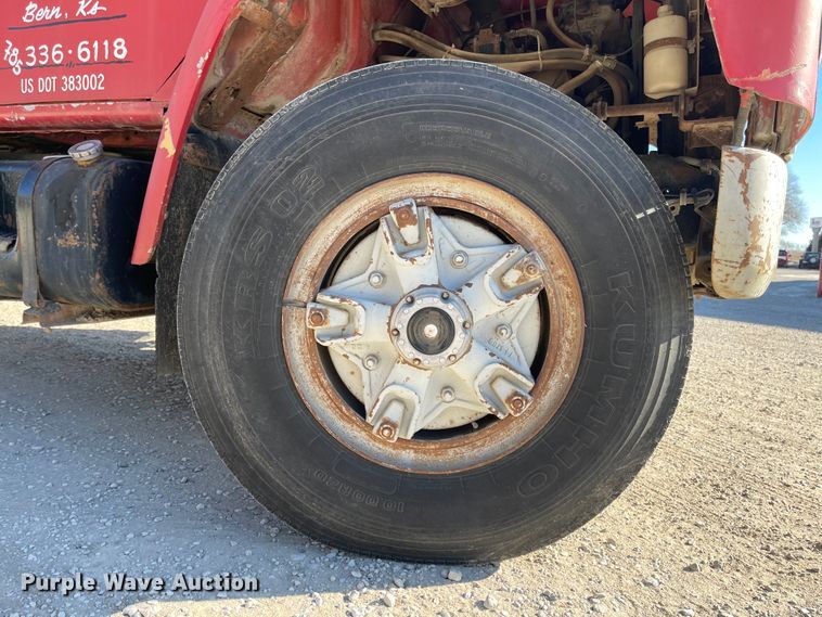 image for item IJ9641 1981 International 1854  dump flatbed truck