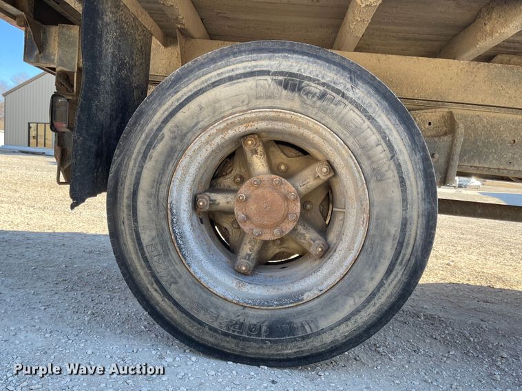 image for item IJ9641 1981 International 1854  dump flatbed truck