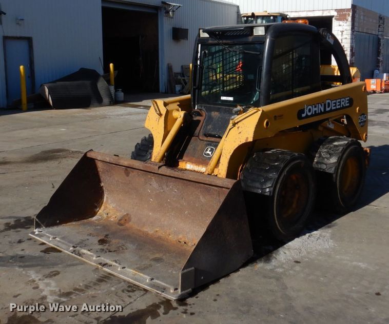 image for item IM9785 2004 John Deere 250 Series II  skid steer loader