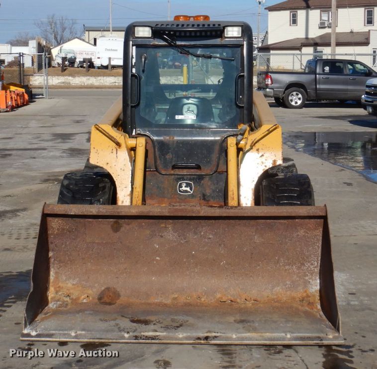 image for item IM9785 2004 John Deere 250 Series II  skid steer loader